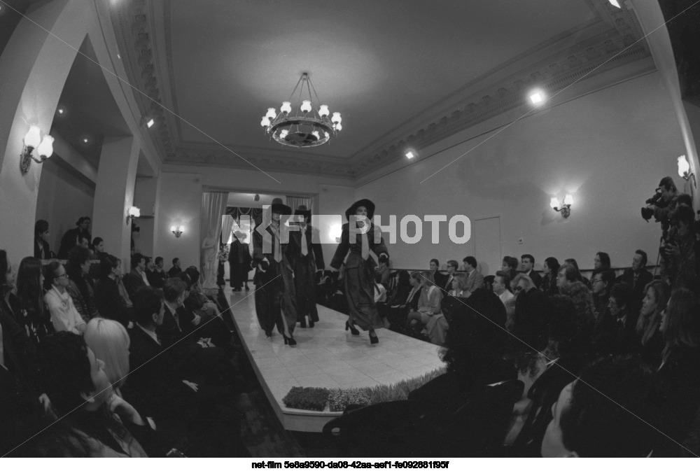 Показ моделей одежды В.А. Юдашкина в Москве