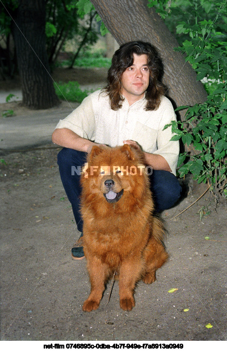 Певец Женя Белоусов