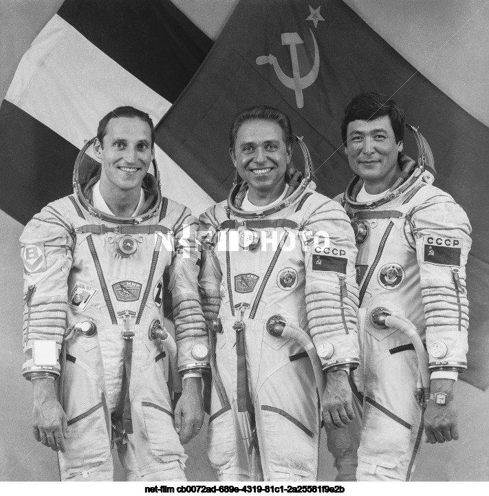 Предполетная подготовка экипажей космического корабля "Союз ТМ-13" в Звездном городке