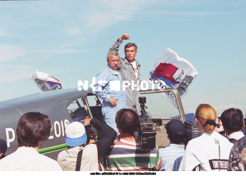 Старт авиаперелета "Ельцин -наш президент" в Москве