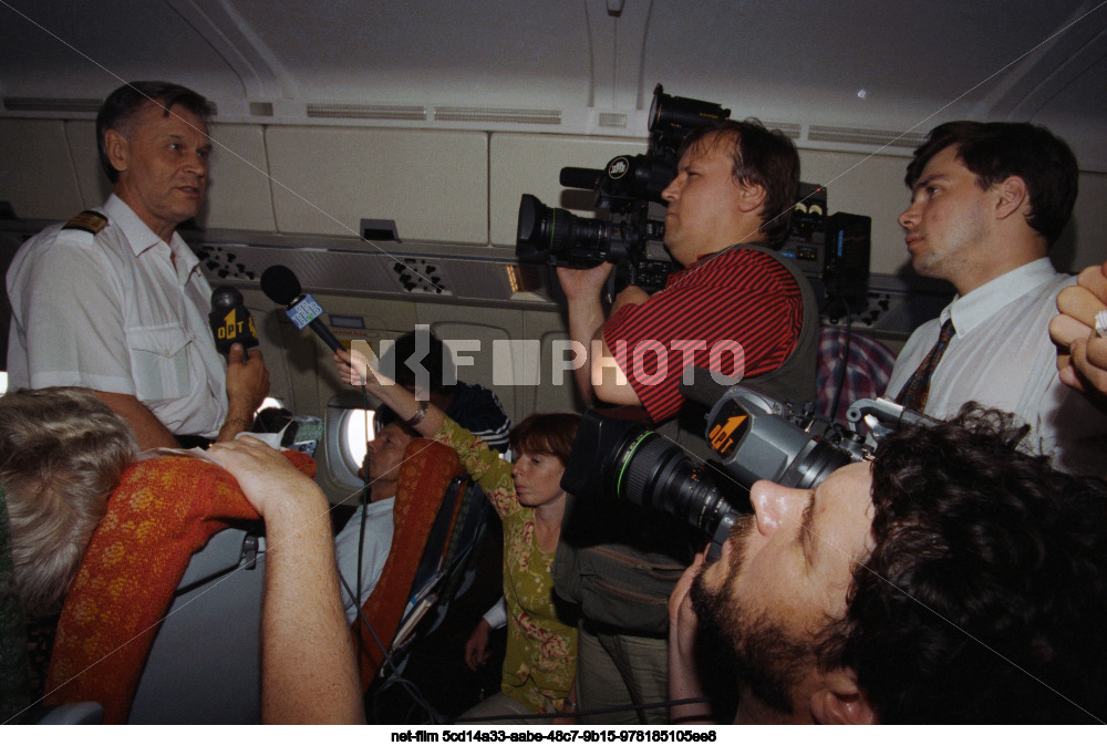 Возвращение в Россию семи летчиков, вырвавшихся из плена движения "Таллибан" в Афганистане