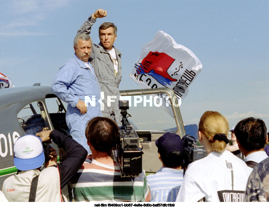 Авиаперелет "Ельцин -наш президент"