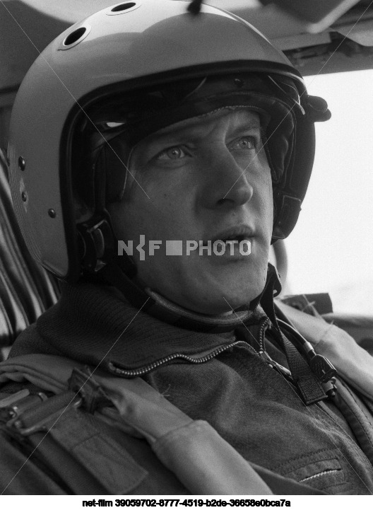 Советский военный летчик В. Щербак