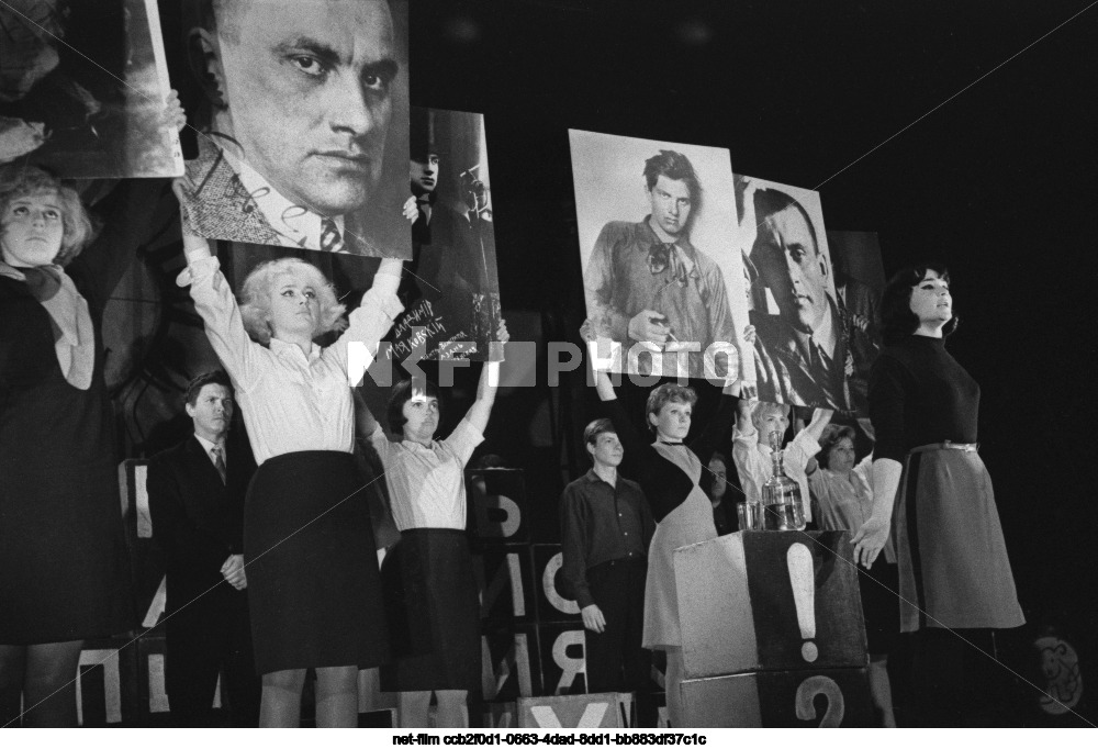 Спектакль "Послушайте!" в Московском театре драмы и комедии на Таганке