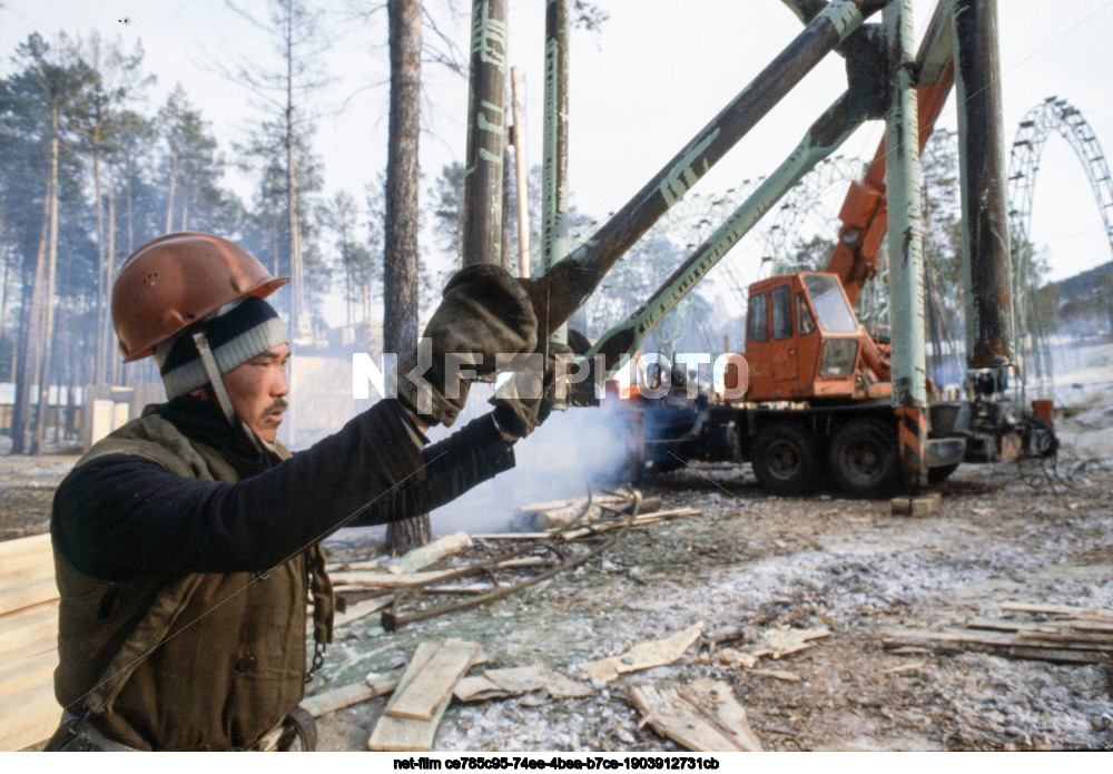 Строительство поселка Таксимо в Бурятской АССР
