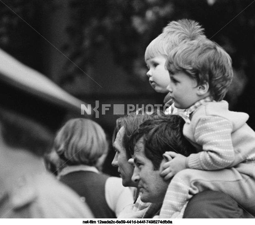 Дети с родителями на празднике