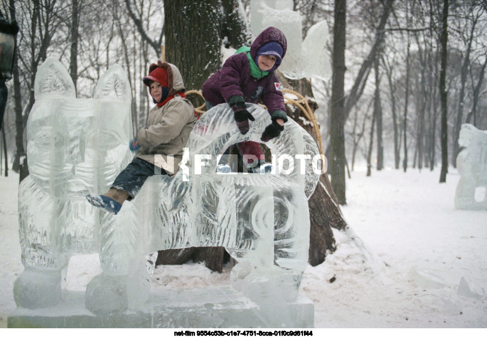 Всероссийский фестиваль ледовой скульптуры "Вьюговей-94" в Москве