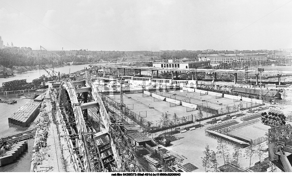 Строительство Лужнецкого метромоста в Москве