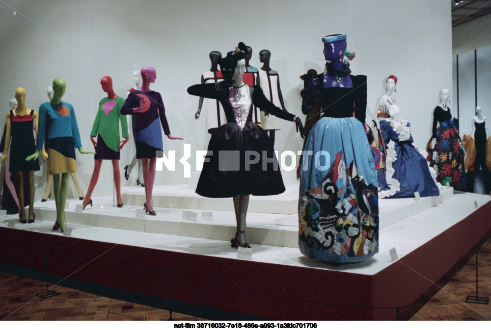 Выставка "Ив Сен-Лоран. 28 лет творчества" в Москве