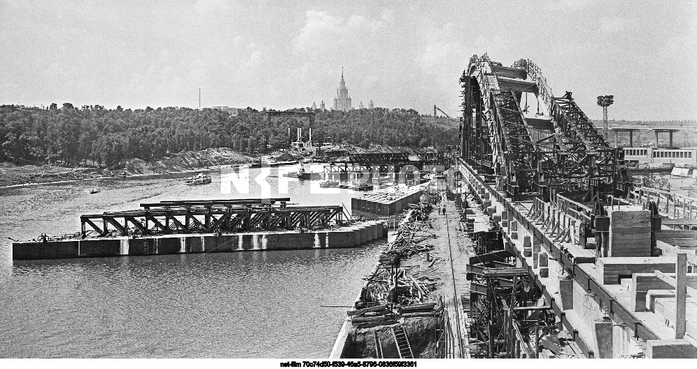 Строительство Лужнецкого метромоста в Москве