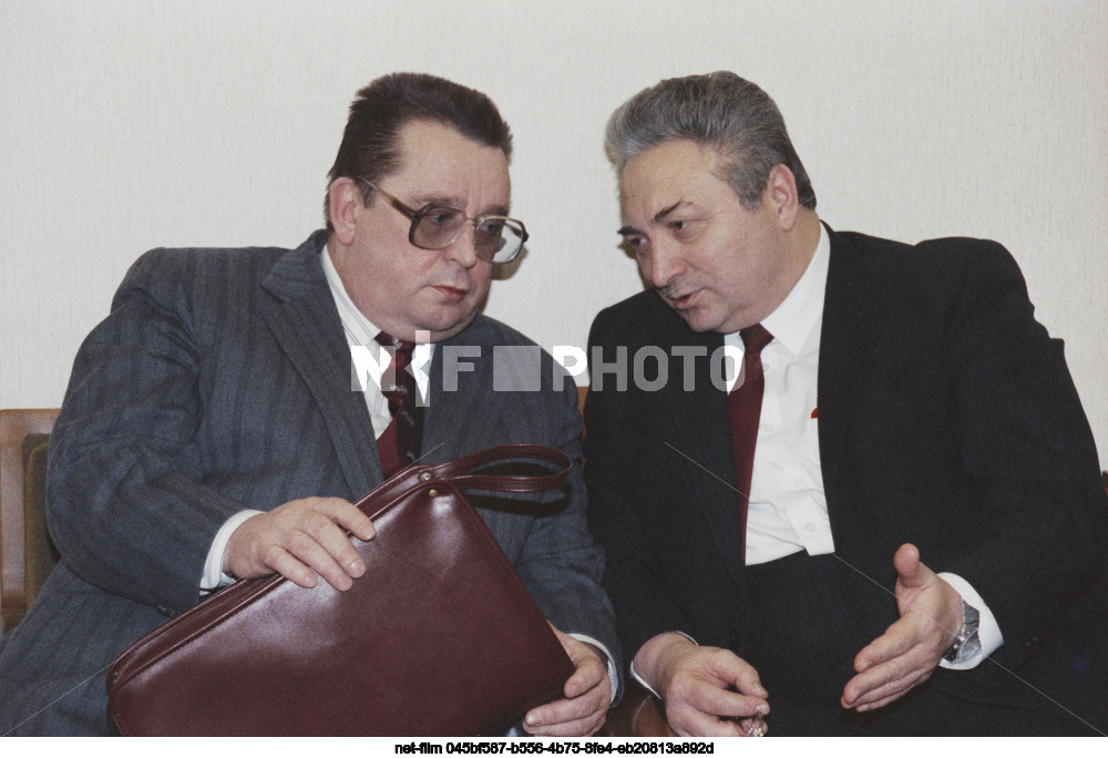 Премьер-министр СССР В.С. Павлов и первый заместитель премьер-министра СССР В.Х. Догужиев