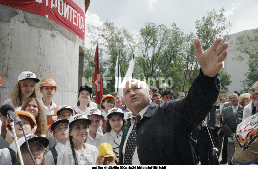 Поездка Ю.М. Лужкова на строительную площадку жилого дома в Москве