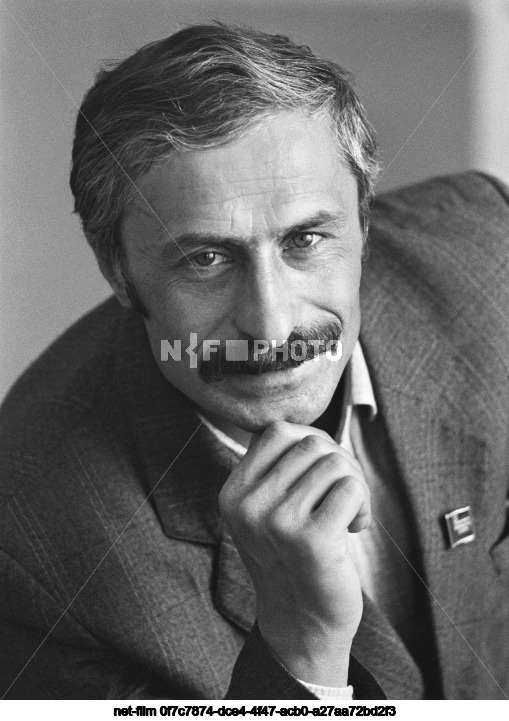 Бригадир строителей М. Аюбов