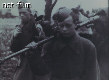 Кинохроника Советские солдаты на марше. (1941-1945)