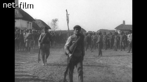 Кинохроника Строй красноармейцев на деревенской улице. (1918-1919)