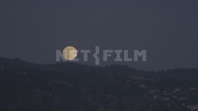 Восход луны над горами, чайки кричат на фоне