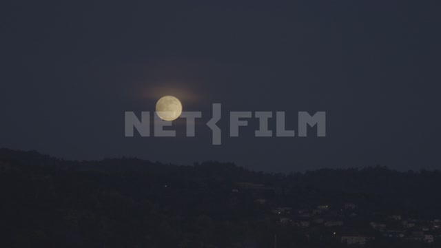 Восход луны над горами