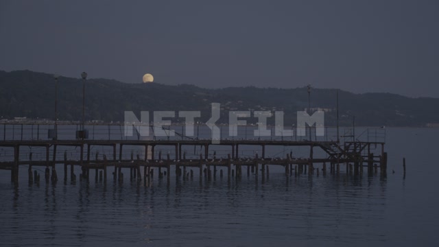 Морской пирс на закате, чайки кричат на фоне