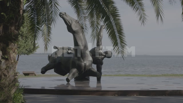 Скульптура в Эвкалиптовом парке в Сухуме на фоне моря