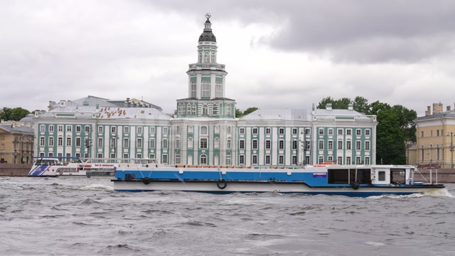 Санкт-Петербург, пасмурный день, лето, река Нева, проплывает прогулочный катер, в кадре здание