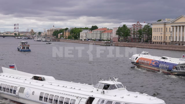 Санкт-Петербург, пасмурный день, лето, вид сверху на Неву, в кадре прогулочные катера. Панорама на