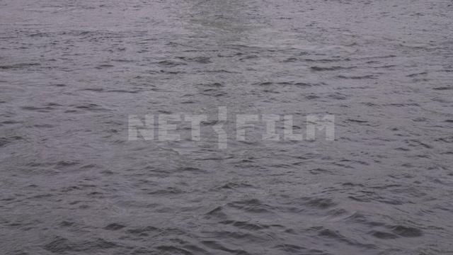 Санкт-Петербург, пасмурный день, лето, вид на Неву, в кадре рябь на воде. Панорама на набережную и