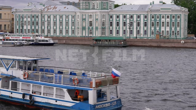 Санкт-Петербург, пасмурный день, лето, Нева, в кадре прогулочный катер. Панорама на набережную и