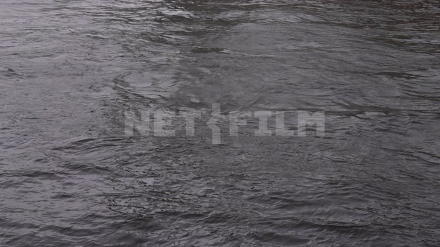 Санкт-Петербург, пасмурный день, лето, Нева, волны и рябь на воде. Панорама на набережную, причал,