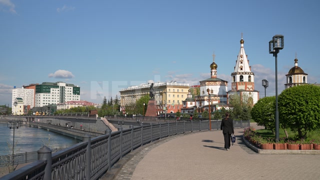 Иркутск, лето, день, ясное небо, в кадре набережная реки Ангары, памятник «Первопроходцам Сибири»,