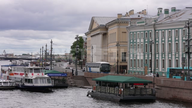 Санкт-Петербург, пасмурный день, лето, в кадре набережная, причал, пришвартованные прогулочные