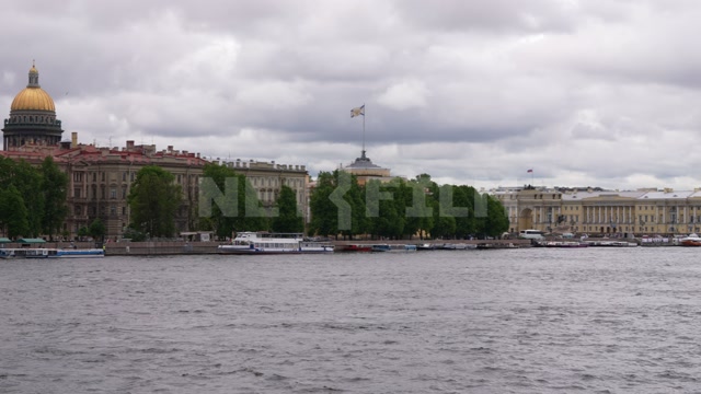 Санкт-Петербург, лето, пасмурно, Нева, набережная, панорама на реку, в кадре купол Исаакиевского