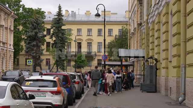 Санкт-Петербург, центр города, желтые здания, в кадре экскурсионная группа