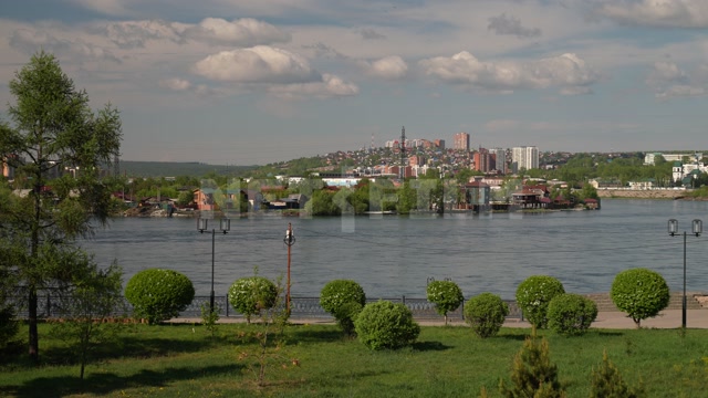 Иркутск, лето, день, река Ангара, в кадре набережная, парк