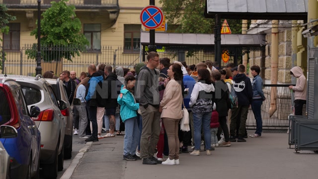 Санкт-Петербург, лето, день, в кадре экскурсионная группа возле входа в музей (Кунсткамера)