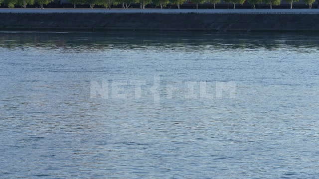 Иркутск, река Ангара, набережная, в кадре здание Речного вокзала