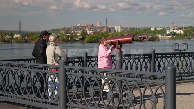 Иркутск, лето, день, набережная, река Ангара, люди смотрят в телескоп на город