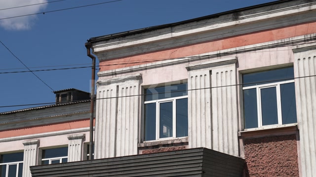 Лето, день, панорама на фасад двухэтажного здания