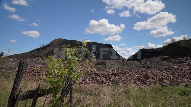 Иркутская область, лето, день, в кадре угольный карьер