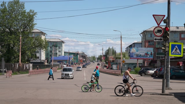Иркутская область, провинциальный город, лето, день, улица, перекресток, люди переходят дорогу,