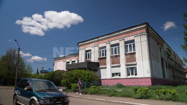 Город Иркутск, лето, день, в кадре двухэтажное здание