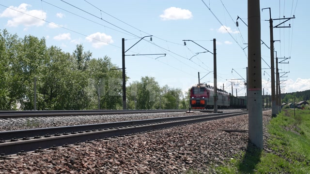 Лето, день, железная дорога, насыпь, проезжает грузовой состав с локомотивом