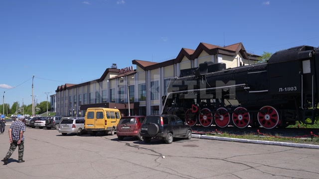 Иркутская область, Черемхово, лето, день, здание ж/д вокзала, в кадре старый паровоз