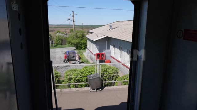 Электричка, тамбур, открытые двери в вагоне. Двери закрываются, поезд двигается, набирает скорость