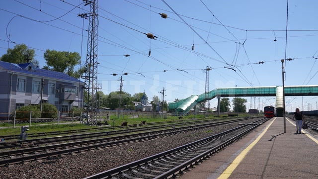 Ж/д вокзал, перрон, рельсы, прибывает электричка