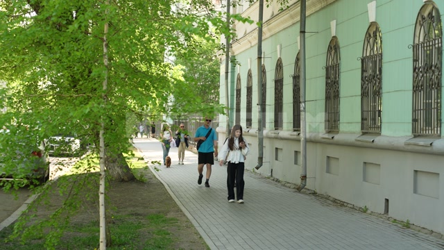Иркутск, здание Иркутского государственного медицинского университета, в кадре выпускницы с