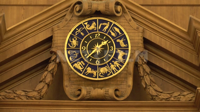 Читальный зал Российской государственной библиотеки, в кадре большие настенные часы со знаками