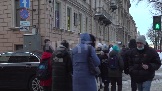 Санкт-Петербург, зима, день, пешеходный переход, в кадре группа школьников переходит дорогу,