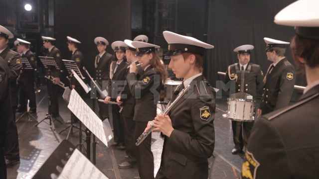 Сцена, музыканты военного духового оркестра готовятся к выступлению