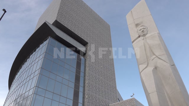 Здание Ельцин-центра в Екатеринбурге, в кадре памятник Б. Н. Ельцину