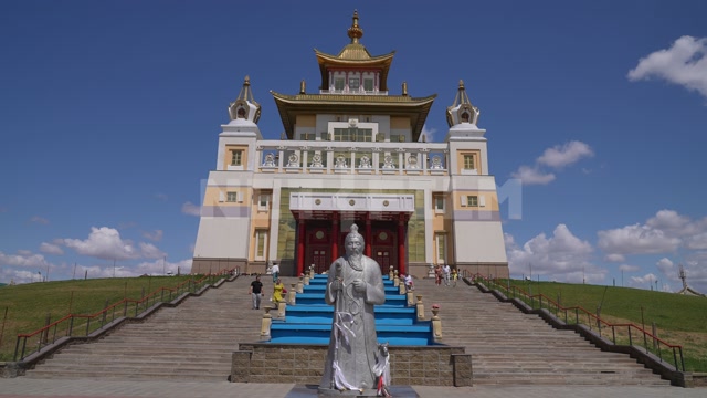 Калмыкия, Элиста, центр города, буддийский храм Золотая обитель Будды Шакьямуни, лестница